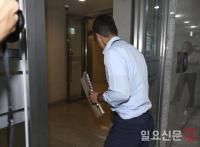 윤석열 전 대통령 자택으로 들어가는 특검