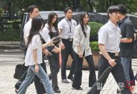 법원에 출석한 뉴진스 다니엘, 민지
