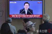 이재명 대통령 취임 100일 기자회견 시청하는 시민들