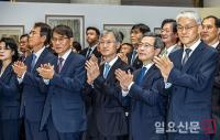 박수치는 대법관들