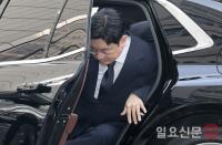 차에서 내리는 방시혁 의장