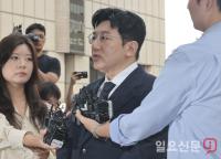 취재진 앞에서 입장을 밝히는 방시혁 의장