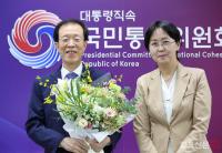 꽃다발 받는 이석연 국민통합위원장