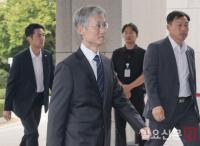 대법원으로 출근하는 조희대 대법원장