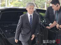 출근하는 조희대 대법원장