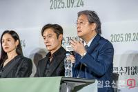 취재진 질문에 답하는 박찬욱 감독