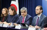 브리핑 하는 라훌 아난드 IMF 한국 미션단장