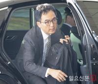 차에서 내리는 구자현 검찰총장 직무대행