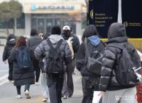 고사장으로 향하는 수험생들