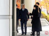 취재진 질문에 답하는 노웅래 전 의원